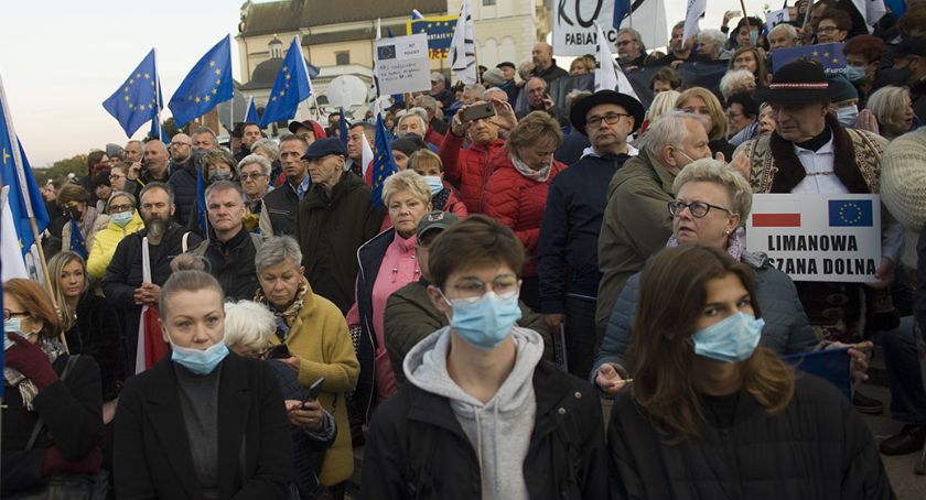 Nawet 100 tys. osób na prounijnej manifestacji na placu Zamkowym (FOTORELACJA)