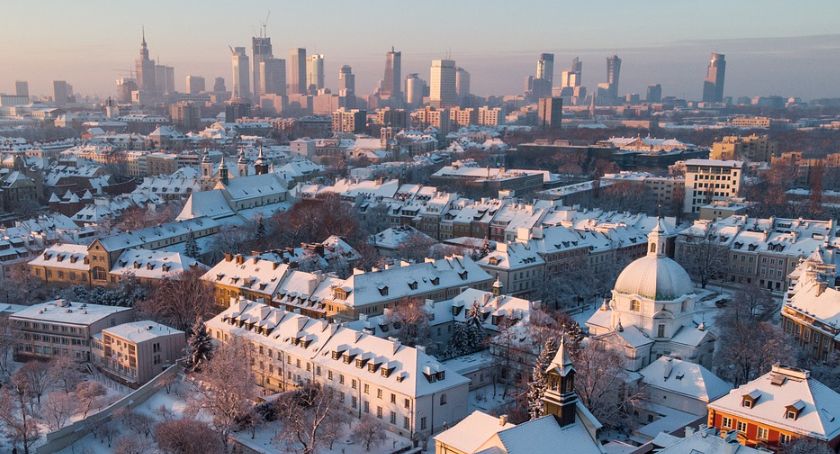 Radna złożyła interpelację, by magazynować śnieg. Ma służyć do chłodzenia pomieszczeń latem. Ciekawa odpowiedź władz Ochoty