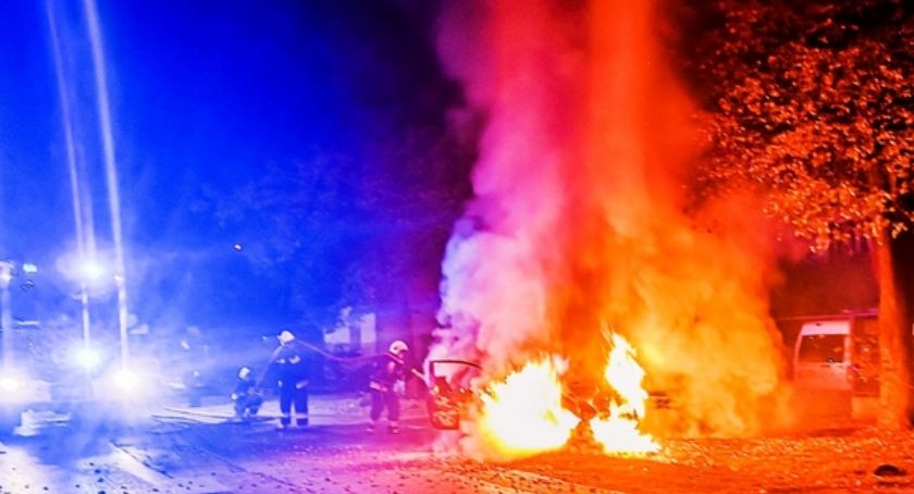 Pijany kierowca zahaczył o zaparkowane auto, uderzył w słup. Jego samochód stanął w płomieniach