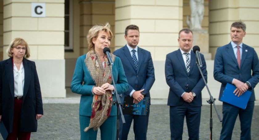 Samorządowcy z całego kraju przyjechali do Warszawy protestować przeciwko «Polskiemu ładowi» [ZDJĘCIA]