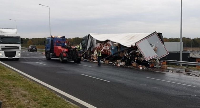 Wino polało się na S8 po zderzeniu czterech samochodów... 