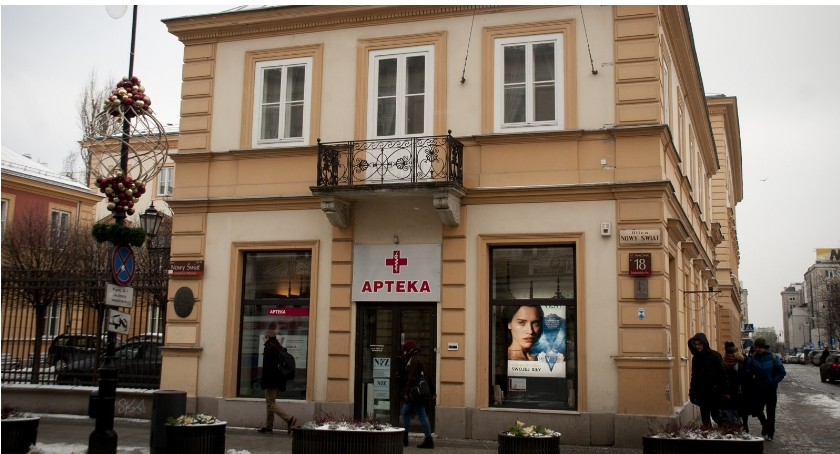 Wywieźli meble z najstarszej apteki w Warszawie