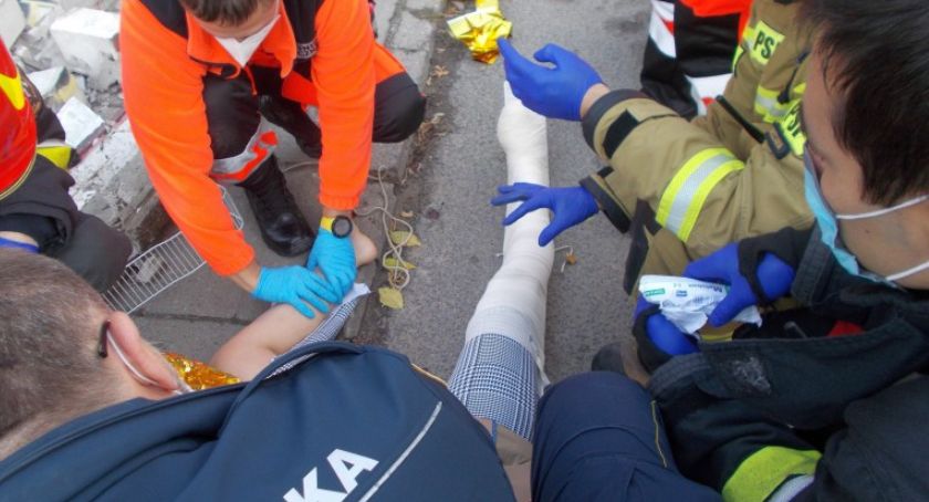 Mur przygniótł kobietę nieopodal ronda Zgrupowania AK Radosław [ZDJĘCIA]