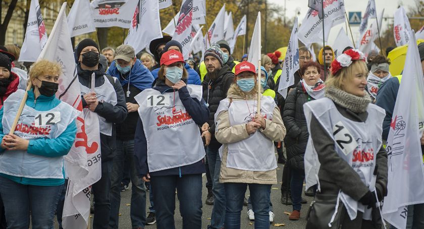 Protest pracowników budżetówki. Kasa z bryły lodu przed KPRM symbolem zamrożenia płac (ZDJĘCIA)