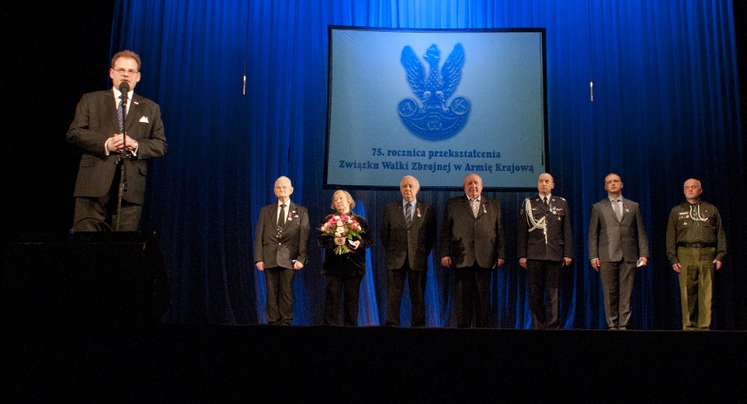 Walentynki w 75. rocznicę powstania Armii Krajowej, zwanej wcześniej ZWZ