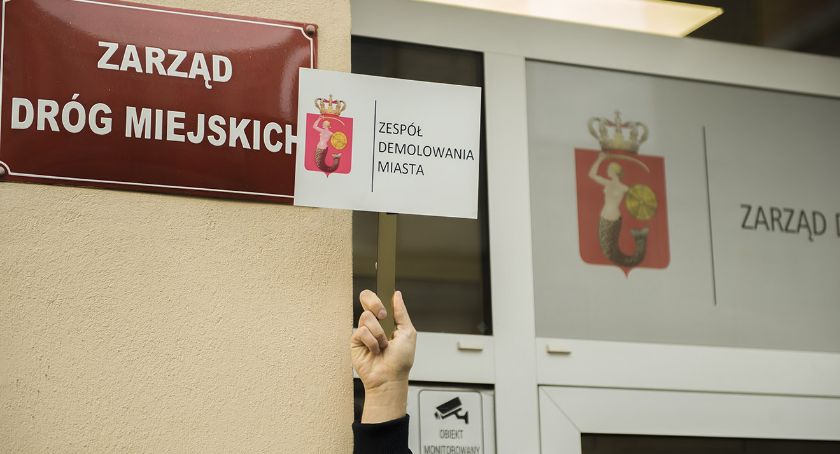 Protest przed ZDM przeciwko rozszerzeniu strefy płatnego parkowania