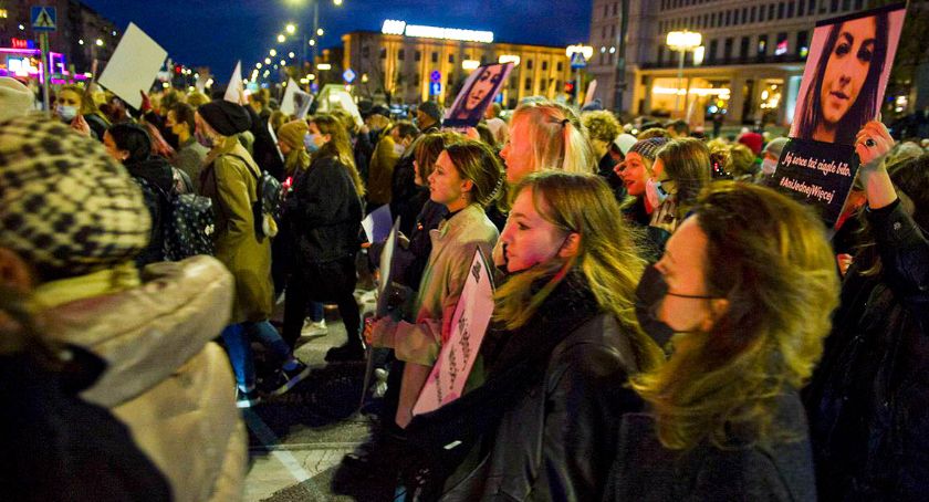 Minuta krzyku na placu Zamkowym i śmierć 30-latki. Jak do tego doszło?