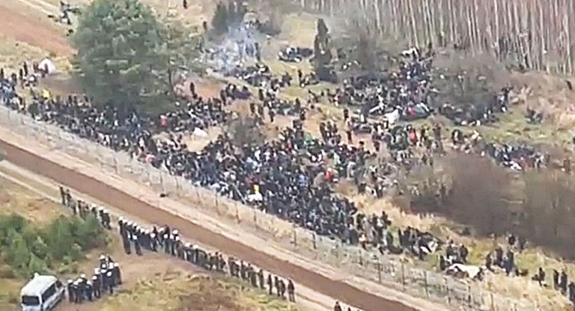 Tłum migrantów na granicy, będzie próba masowego wejścia na teren RP. Zwołano sztab kryzysowy (FILM)