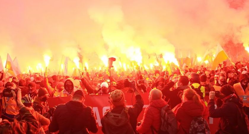 Policja podsumowała Marsz Niepodległości 2021 
