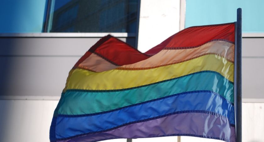 Okna postrzelone lub wybite kostką brukową przez tęczowe flagi. Warszawa - co się dzieje