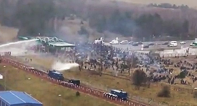 Policjant z Warszawy ciężko ranny na granicy. Migranci z kamieniami i granatami hukowymi próbują wejść do Polski