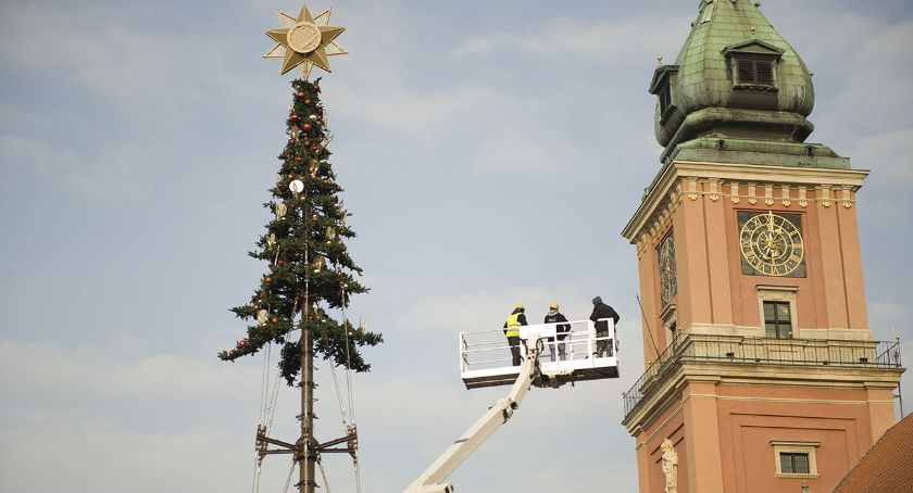 Tak powstaje magia świąt - zobaczcie jak montowane są bożonarodzeniowe dekoracje (ZDJĘCIA)