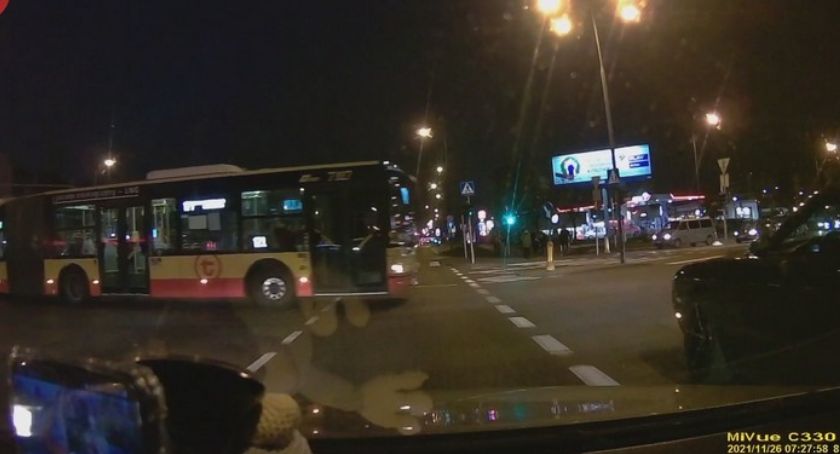 Kierowca autobusu 171 na czerwonym świetle na skrzyżowaniu (FILM)