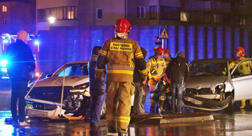 Uwaga! Jest ślisko! Zderzenie toyoty z wynajętym oplem na skrzyżowaniu