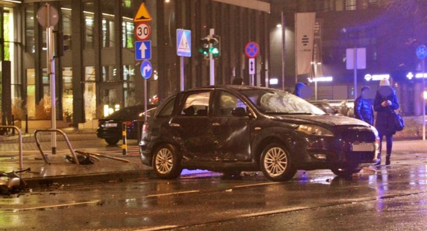 Jedna osoba ranna w zderzeniu dwóch aut w Alejach Jerozolimskich