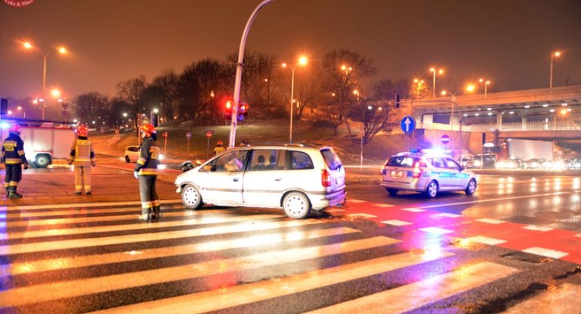 Wpadł w poślizg, uderzył w sygnalizator. Jedna osoba poszkodowana (ZDJĘCIA)