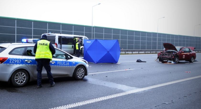 Pasażer zginął na miejscu w wypadku samochodu przewozu osób na A2 (ZDJĘCIA)