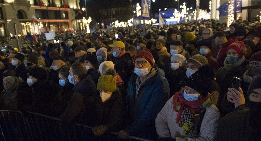 Protest przed Pałacem Prezydenckim przeciwko lex TVN (ZDJĘCIA)