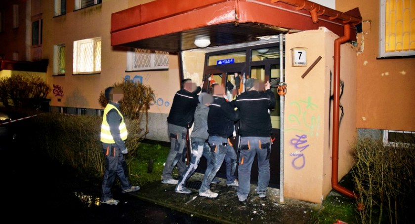 Samochód dostawczy wjechał w wejście do klatki schodowej (ZDJĘCIA)