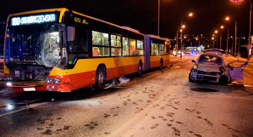 Dwoje dzieci rannych po zderzeniu samochodu z autobusem (ZDJĘCIA)