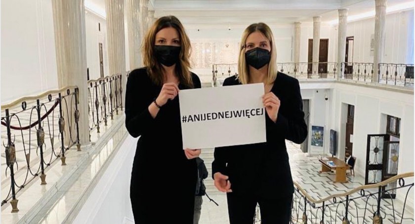 Protesty związane z śmiercią 37-letniej Agnieszki z Częstochowy. Kobieta była w bliźniaczej ciąży