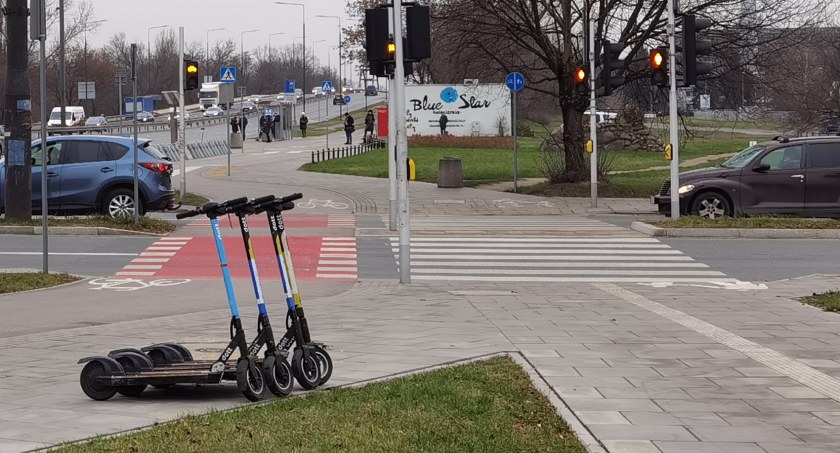 Koniec rzucania hulajnóg gdzie popadnie - zaparkujesz, będziesz musiał zrobić zdjęcie 