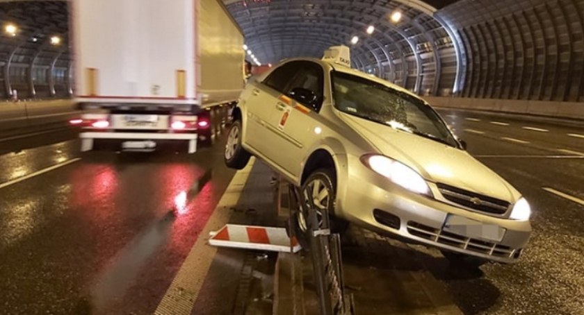 Wypadek na moście Grota-Roweckiego. Samochody zawisły na linach.