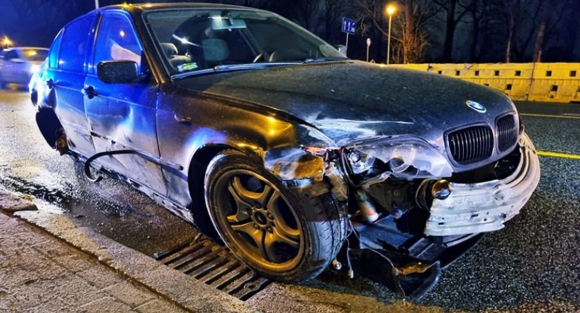 Wolno na pewno nie było... BMW z urwanym kołem po uderzeniu w bariery (ZDJĘCIA)