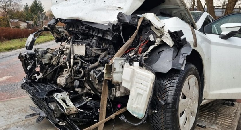 Jedna osoba ranna w czołowym zderzeniu busa z samochodem osobowym