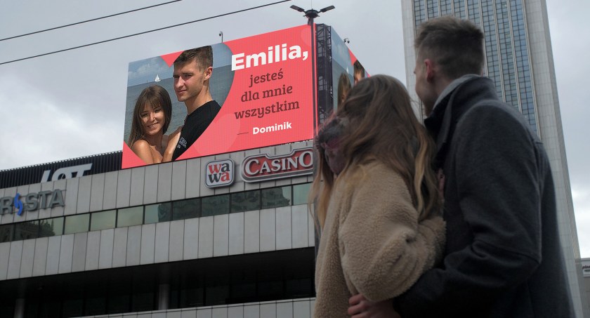 Wyznania miłości na ekranie w centrum Warszawy
