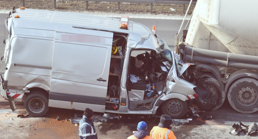 Dwie osoby ranne w zderzeniu busa i dwóch ciężarówek [ZDJĘCIA]