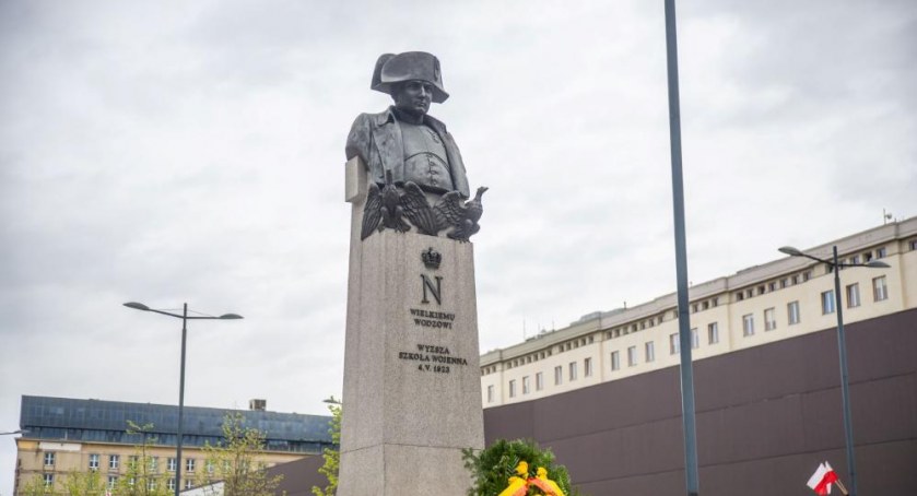 Pomnik Cesarza Napoleona I zniknie z pl. Powstańców Warszawy. Na zawsze? 