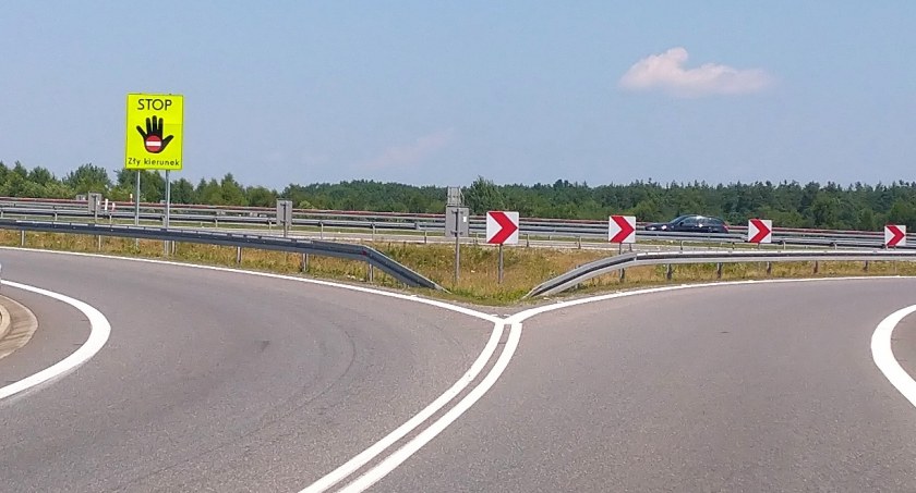 „STOP Zły kierunek” – kolejne tablice na polskich drogach