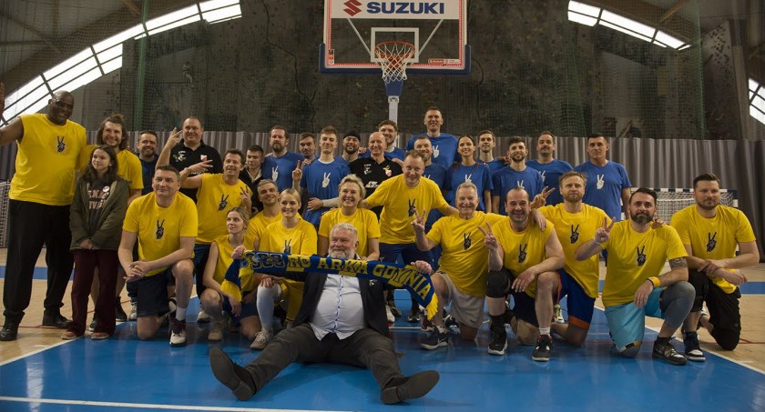 Charytatywny mecz: wyrzuć wojnę do kosza! [FOTORELACJA]