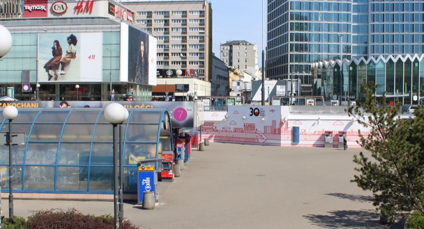12 kwietnia 2020 - opustoszałe miasto w czasie lockdownu - pamiętacie te obrazki? (ZDJĘCIA)