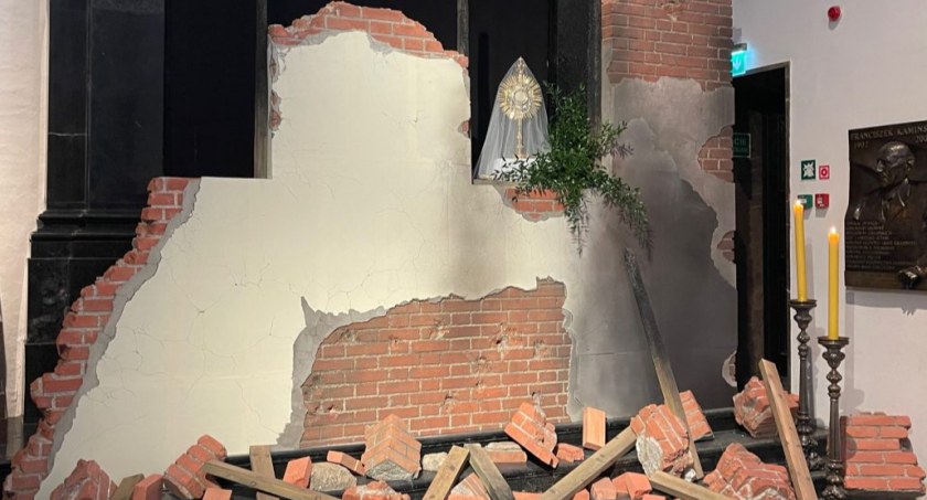 Jezus w zbombardowanej Ukrainie - symboliczny Grób Pański w archikatedrze (ZDJĘCIA)
