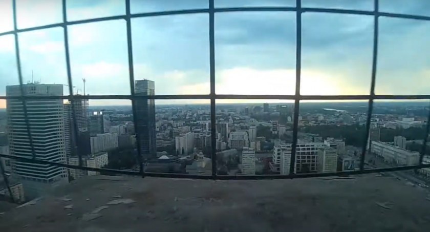 Wszedł za barierki tarasu widokowego PKiN. Rozmawiali z nim negocjatorzy
