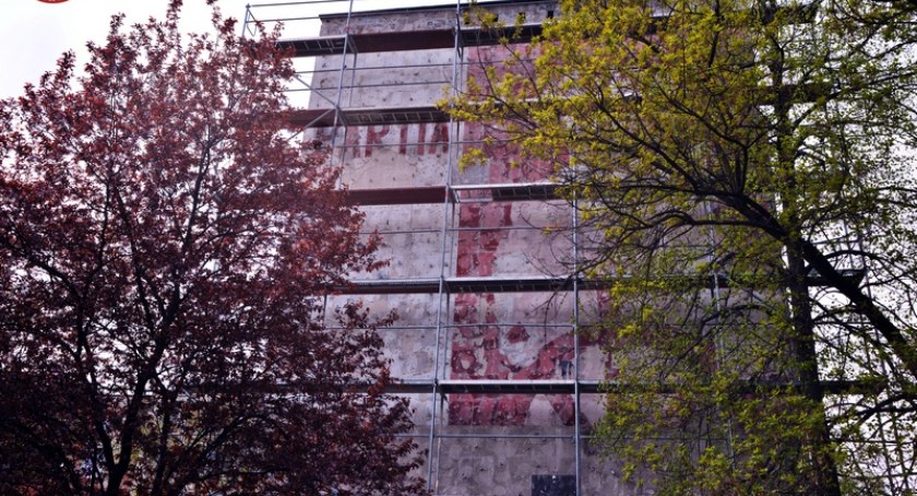 Mural z czasów PRL-u odkryty w czasie remontu bloku
