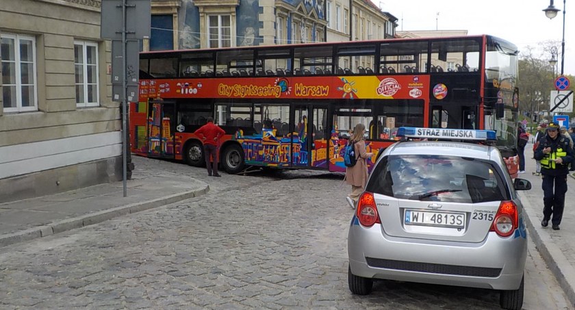 Zawisł na krawężniku i zablokował skrzyżowanie na 3 godziny (ZDJĘCIA)