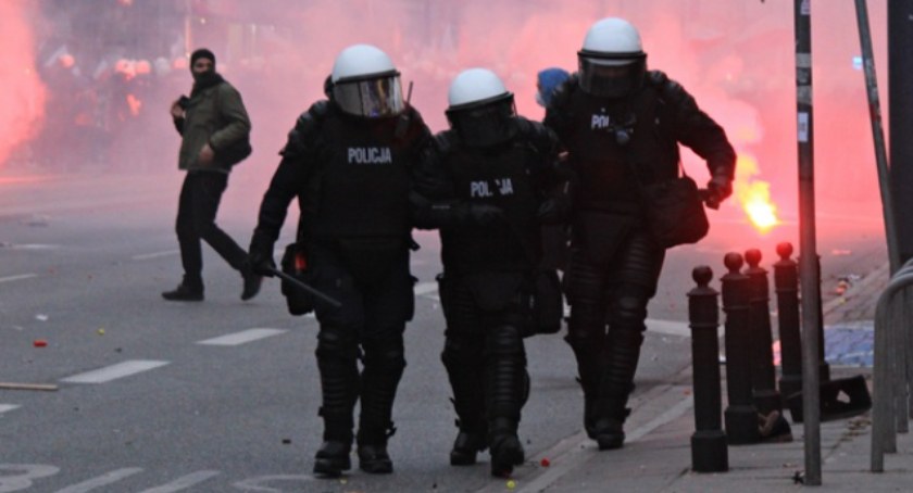 Niemal 450 ataków na stołecznych policjantów w 2021 roku, w tym nie jest lepiej...