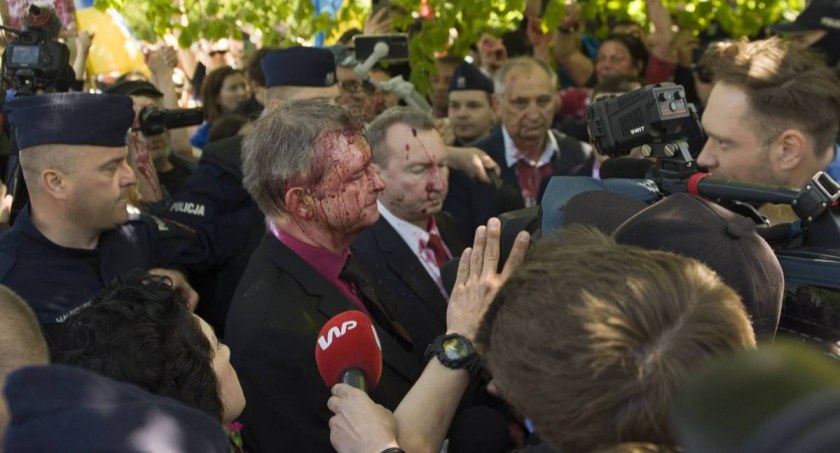 Czerwona farba i bezradność rządu