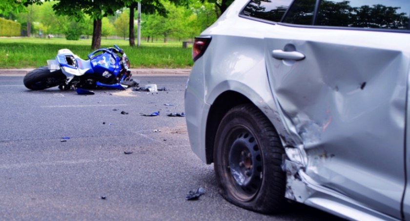 Motocyklistka w szpitalu po zderzeniu z samochodem. Auto zajechało jej drogę