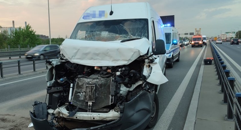 Utrudnienia na S8 po zderzeniu dwóch samochodów. Znowu najechanie na tył...