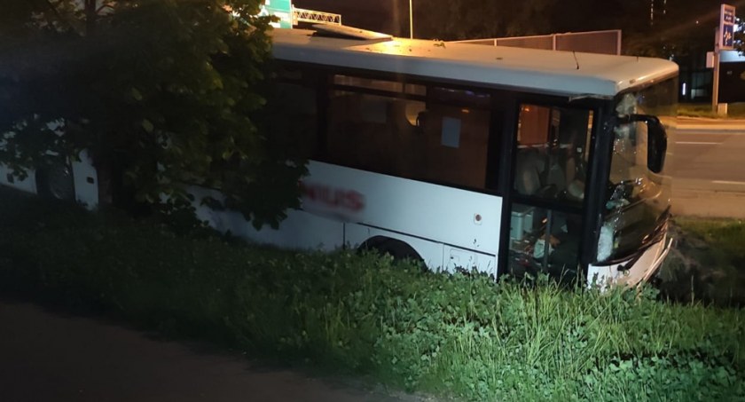 Autobus przebił barierki i wpadł do rowu. Kierowca był pijany