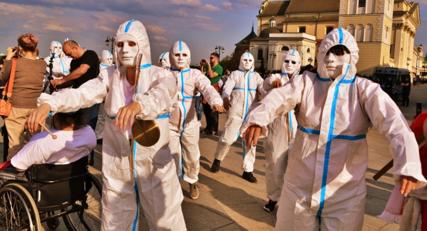 Przeciwni traktatowi WHO - widowiskowa manifestacja na pl. Zamkowym (ZDJĘCIA i FILM)
