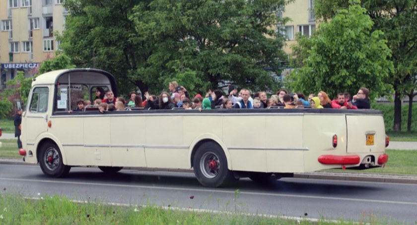 Noc Muzeów: Parada zabytkowych autobusów na ulicach Warszawy 