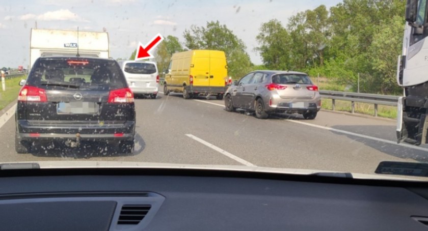 Karygodne zachowanie kierowcy mercedesa - ominął korek korytarzem życia blokując służby