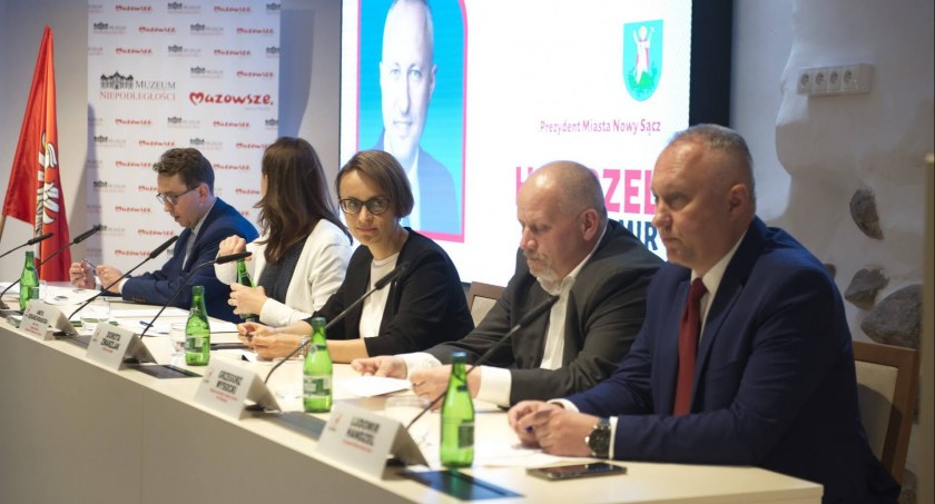 Rzeczpospolita samorządowa. Premier nie jest od budowania wodociągów