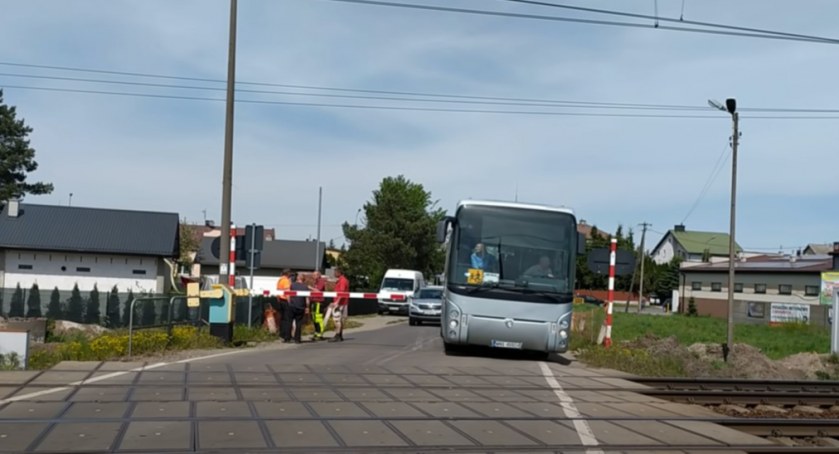 O krok od tragedii - autobus z dziećmi wjechał na przejazd tuż przed pociągiem (FILM)
