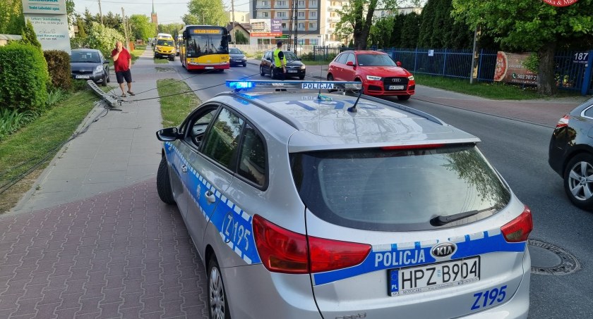Uwaga! Utrudnienia na Trakcie Lubelskim! Zerwane linie, złamane słupy, policja szuka sprawcy (ZDJĘCIA)